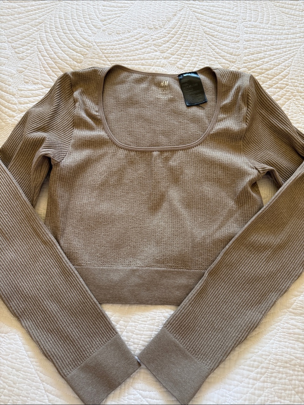 H&M Women’s Taupe Ribbed Scoop-Neck Long Sleeve Crop Top